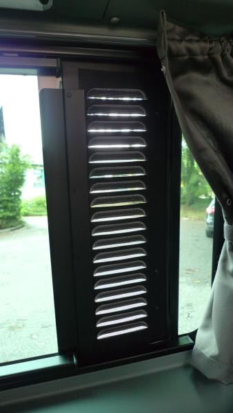 Lüftungsgitter Ford Transit Beifahrerseite 04/2000 - 2013 Schiebefenster - Lüftungsgitter Beifahrerseite hinten - an Fahrzeug verbaut - Innenansicht